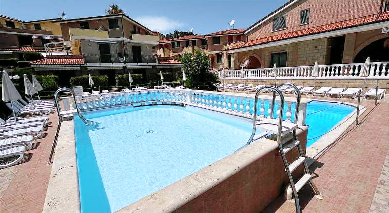 Holiday apartment with pool | Dogs allowed in Alba Adriatica