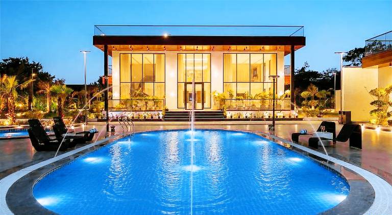 232 m&sup2; Villa