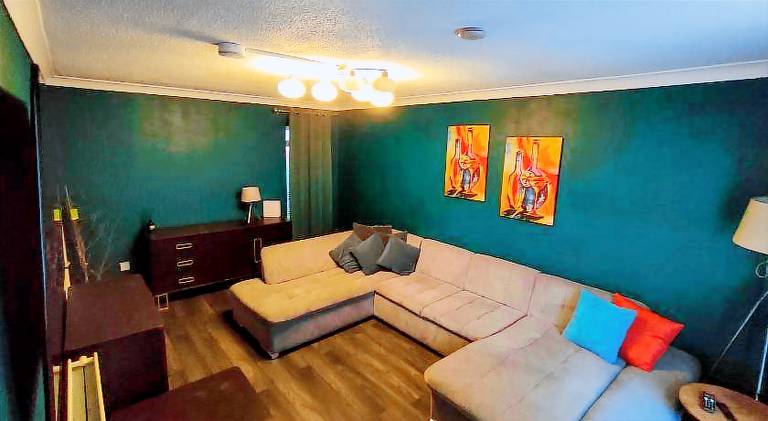 Cozy Four-Bedroom Home with Hot Tub, Garden, CONTRACTORS WELCOME - Close to Shops, Restaurants, Hosp — photo 2