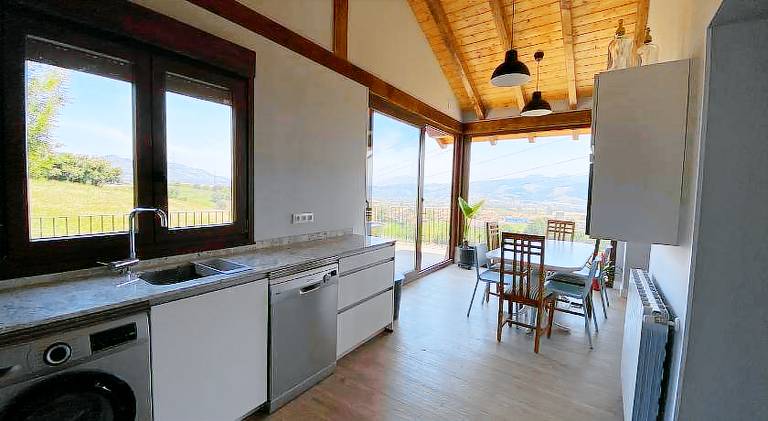 Vacation home with yard, patio & BBQ — photo 4