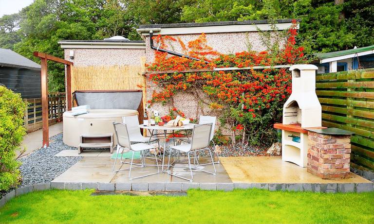 Beautiful cottage with hot tub, sauna & yard | Dogs allowed — photo 3