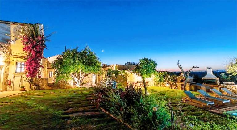 Villa with garden, pool & patio — photo 3