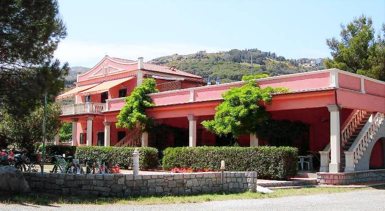 Serviced apartment with pool, garden & BBQ in Campo nell'Elba