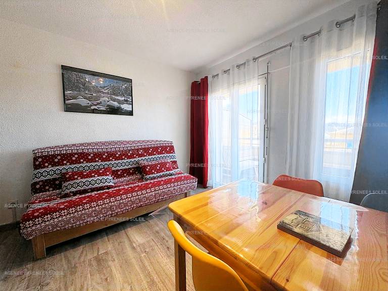 Studio cabin sleeps 4 in the heart of the station, south-facing terrace — photo 2