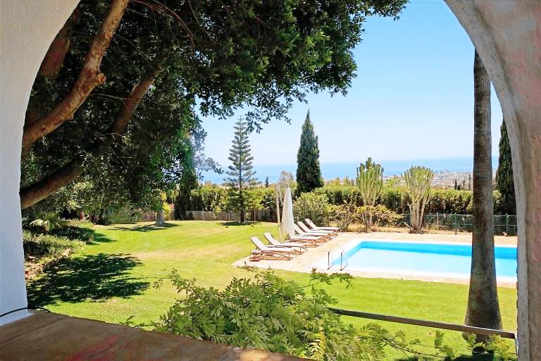 Villa with pool, yard & barbeque — photo 3
