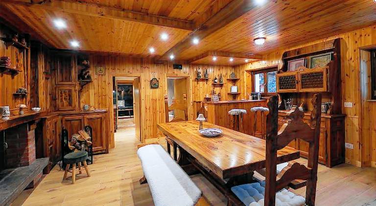 Chalet with hot tub | Pet-friendly — photo 3