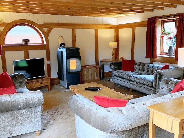 Family-oriented lovely cottage with yard, grill & patio | Pet-friendly — photo 3