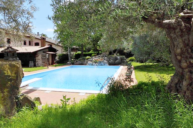Apartment with pool, grill & yard — photo 3