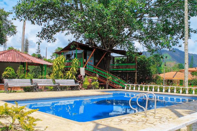 Child-friendly private room with garden & pool | Lake view | Pet-friendly in Pereira