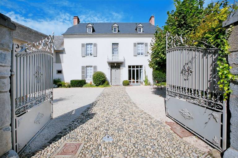 Gite with yard & barbeque — photo 2
