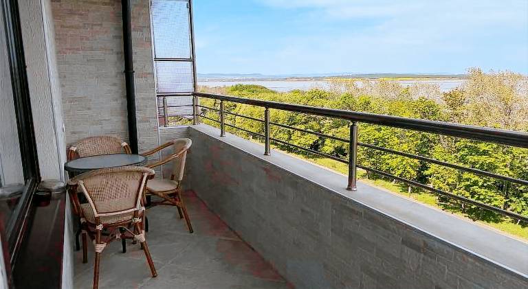 Apartment with patio — photo 5