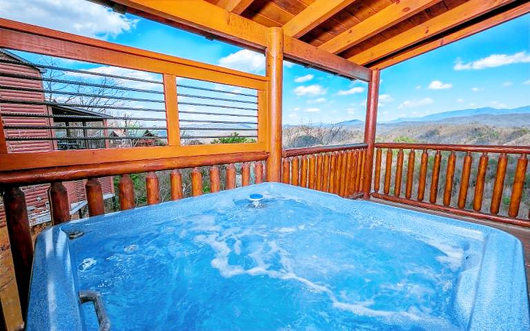 Cabin with jacuzzi, barbeque & pool | Mountain view — photo 2
