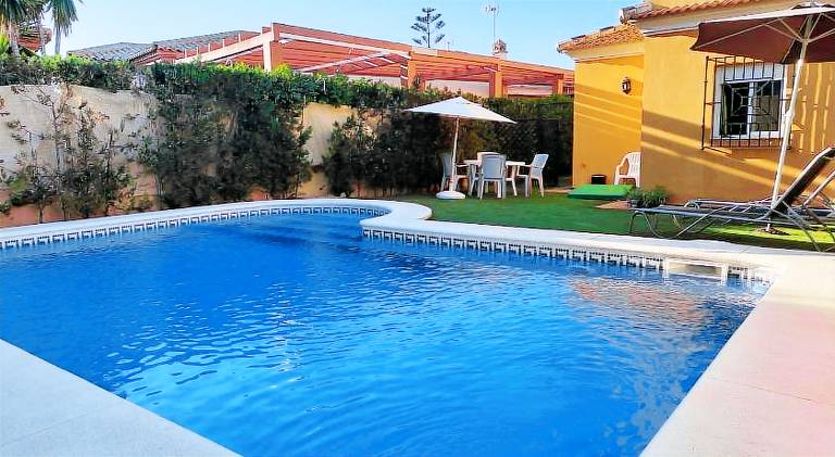 Vacation home with pool | Close to the beach | Pet-friendly — photo 3
