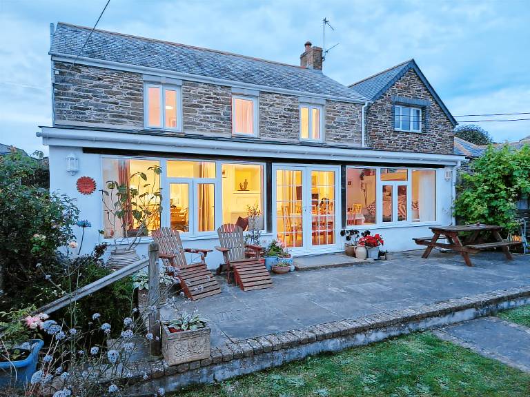 Family-oriented cottage with patio & garden | Beach view | Pet-friendly in Newquay