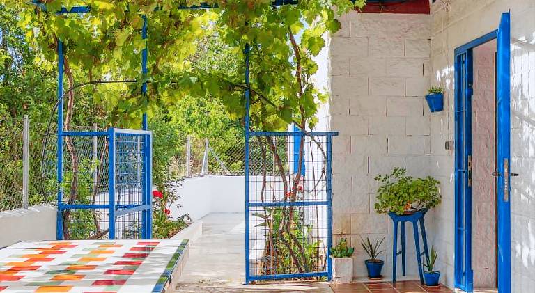 Villa with pool — photo 4