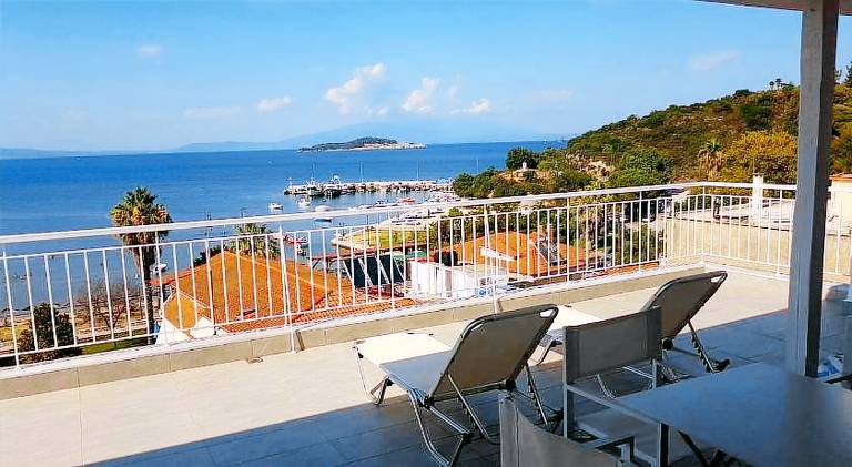 Charming holiday apartment with terrace | Next to the beach | Pets are welcome in Aristotelis