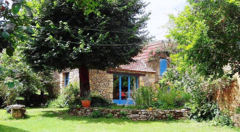 Vacation home with hot tub, yard & grill in Beze