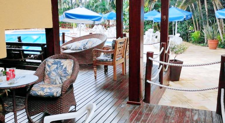Serviced apartment with yard, pool & patio — photo 4