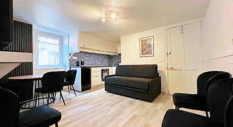 Rental apartment with patio & yard in Gieres