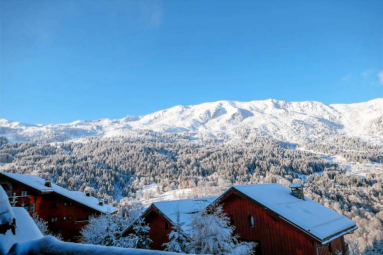 Family-oriented chalet with jacuzzi, patio & sauna | Mountain view | Next to the ski | Dogs allowed — photo 2