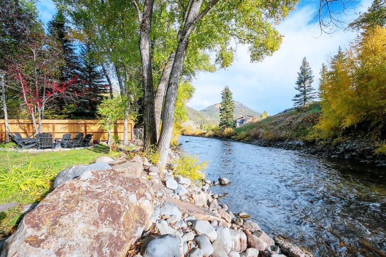 Luxury 4BR Riverfront Home with Hot Tub Near Ski — photo 2