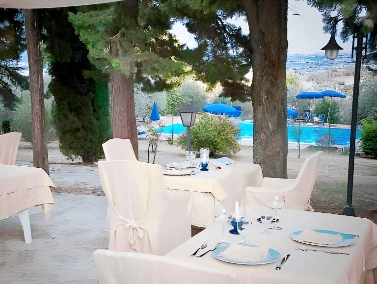 Vacation home with BBQ, pool & patio — photo 4