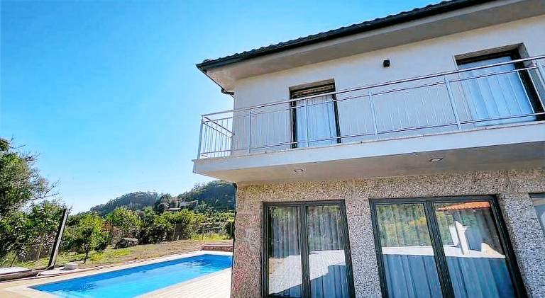 Chalet with pool in Braga