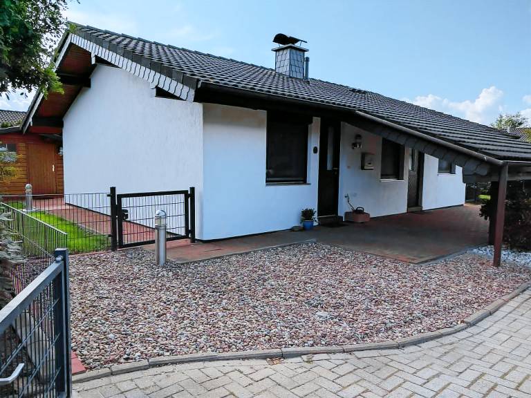 Fully equipped vacation home with patio, yard & BBQ | Pets are welcome — photo 3