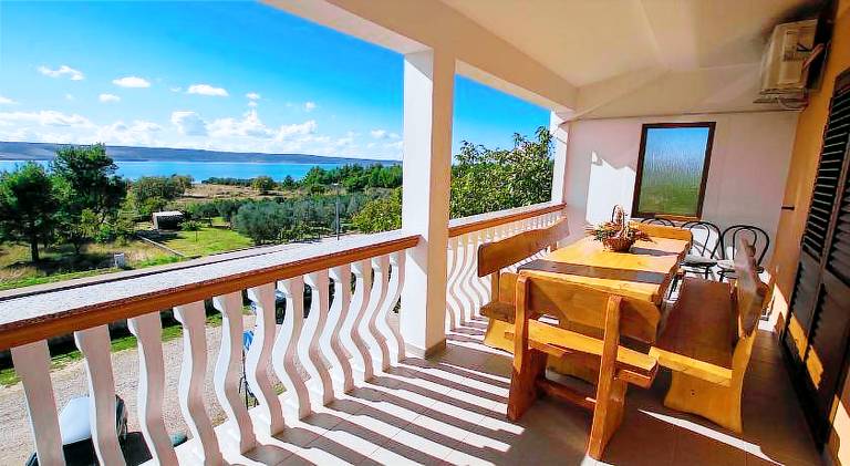 Rental apartment with garden & patio in Starigrad