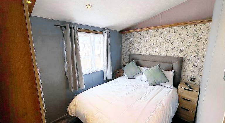 Sunnymede i2 - Hot tub caravan with ramped decking, pet friendly - Meadow Lakes Caravan & Lodge Hire — photo 2