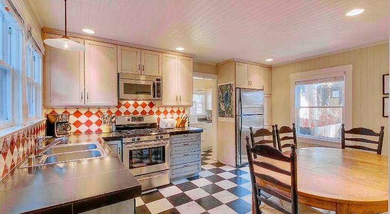 Vacation home with hot tub — photo 4
