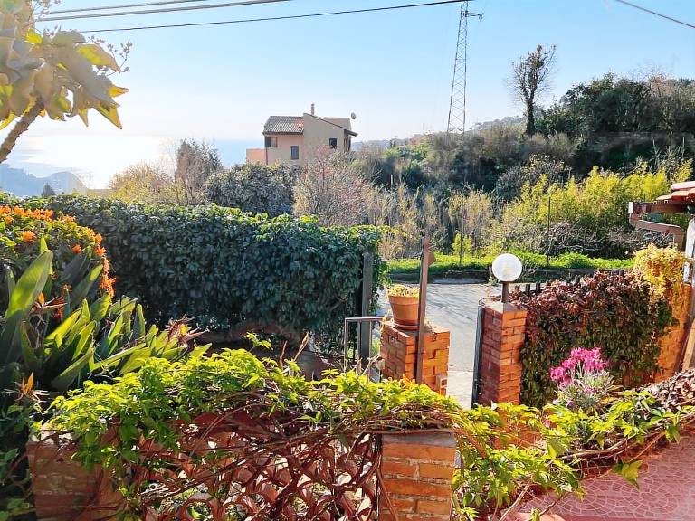 Beautiful bungalow with yard | Good for workation | Pets are welcome in Taormina