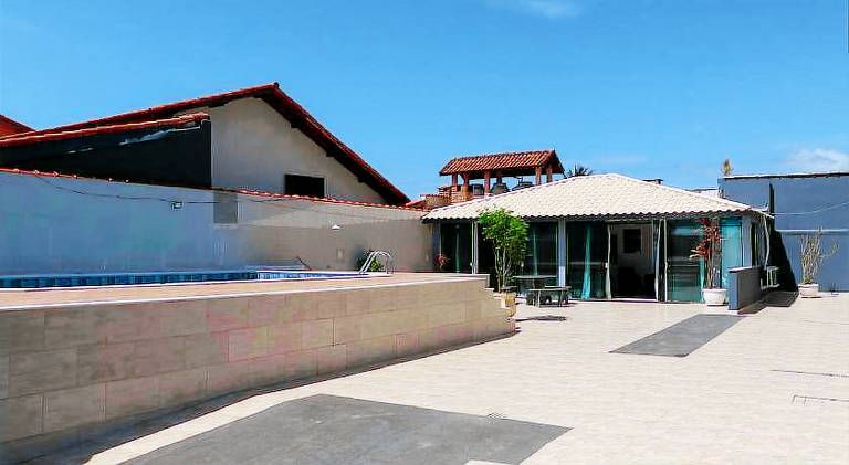 Vacation home with pool — photo 4