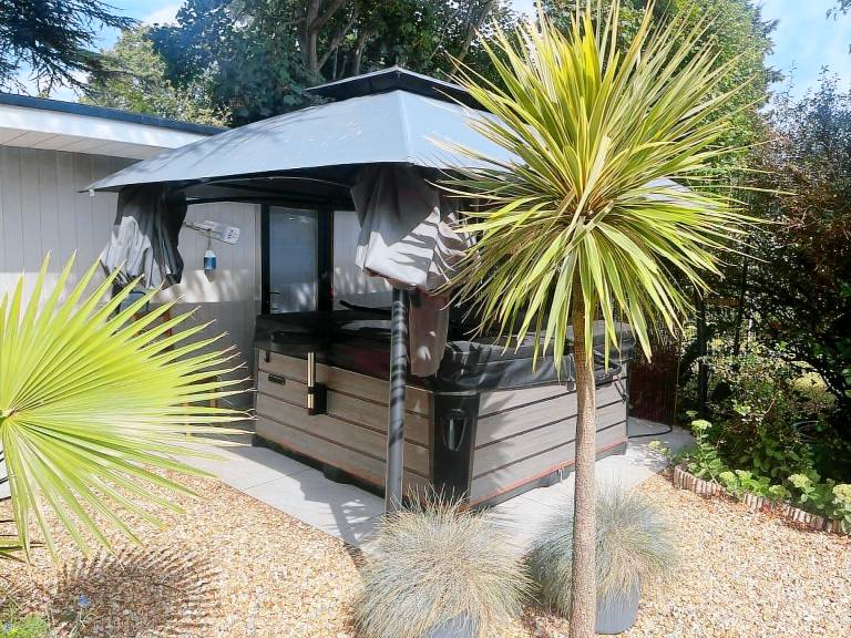Garden Studio Sleeps 2 Hot Tub & Pets Welcome