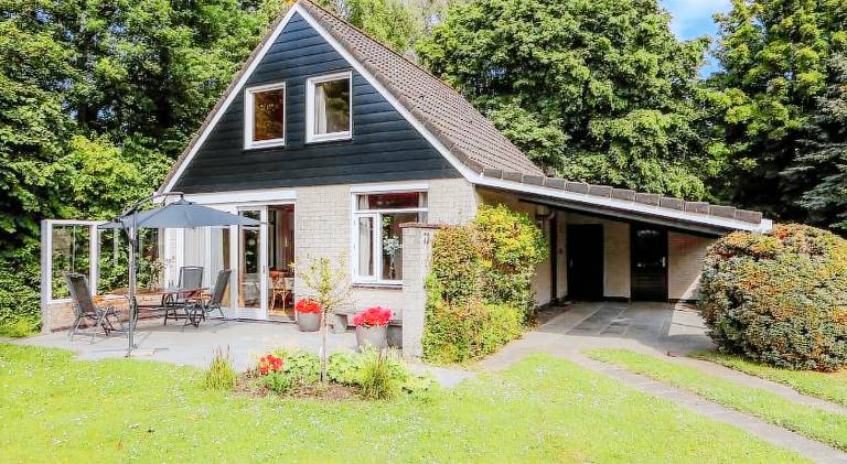 Vacation home with yard, terrace & barbeque — photo 4
