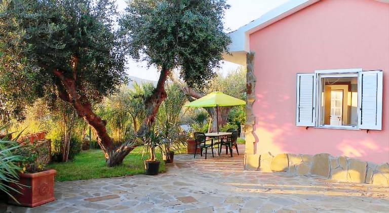 Serviced apartment with pool, patio & garden | Dogs allowed — photo 3
