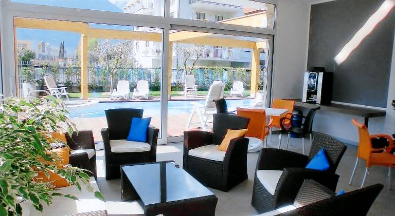 Serviced apartment with yard & pool — photo 3