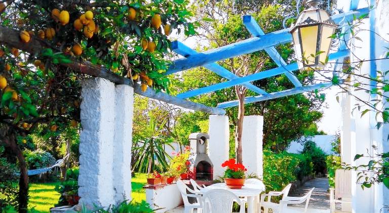 Vacation home with patio, barbeque & yard — photo 3