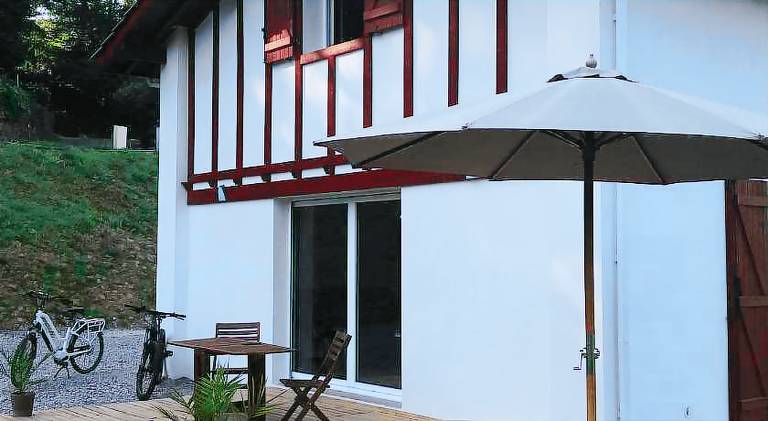 Lovely vacation home with patio & yard | Pet-friendly in Bayonne