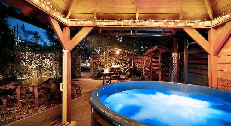 Chalet with pool & hot tub | Pet-friendly — photo 4