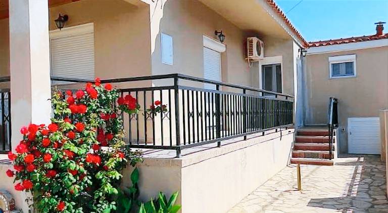 House with terrace & yard — photo 4
