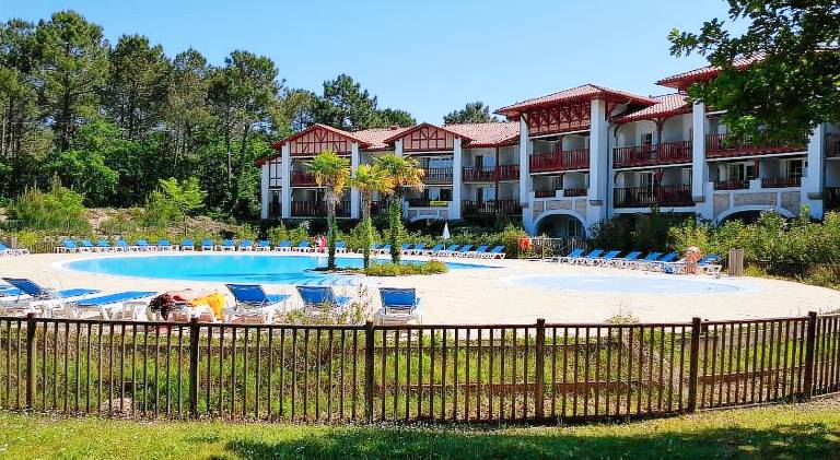 Rental apartment with pool in Biscarrosse