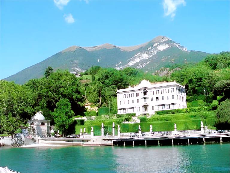 Nice serviced apartment with yard, pool & patio | Dogs allowed in Tremezzina