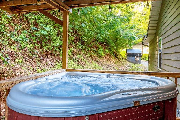 Family-friendly cabin with grill & hot tub | Mountain view | Pets are welcome — photo 2