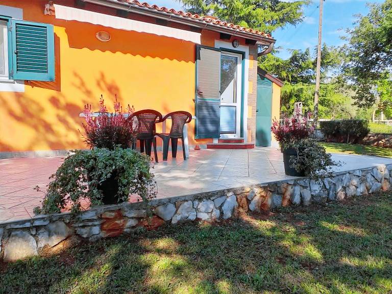 Vacation home with terrace, grill & yard — photo 3