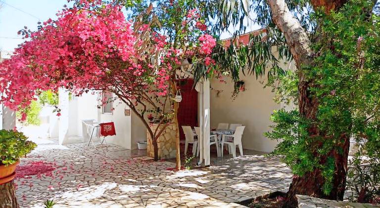 Family-oriented charming villa with terrace, garden & grill | Perfect for remote work | Dogs allowed — photo 4