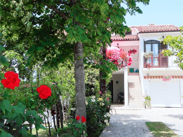 Holiday apartment with BBQ, garden & terrace — photo 2