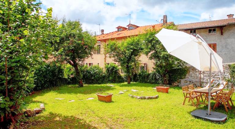 Apartment with garden — photo 3