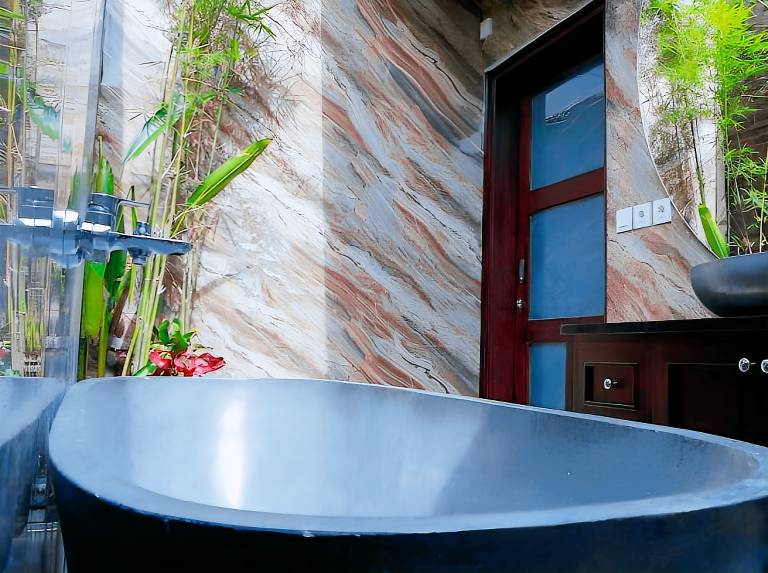 Villa with patio, pool & BBQ | Perfect for remote work | Pets allowed — photo 4