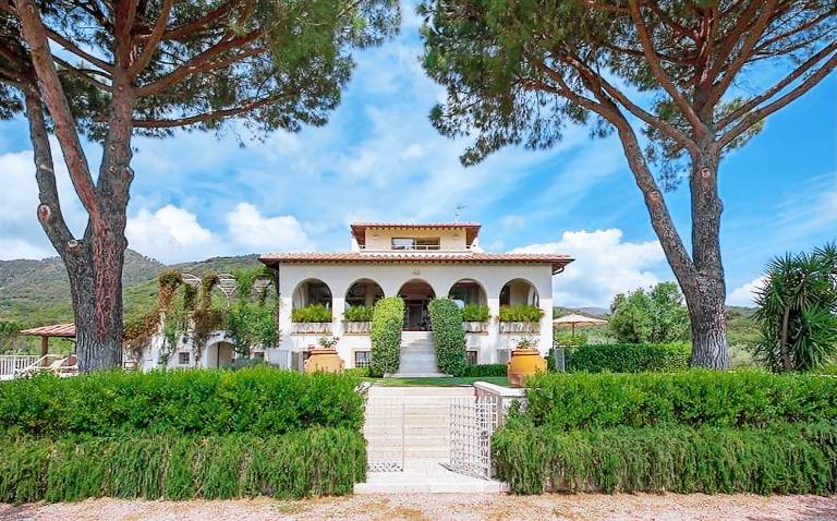 Villa with pool, yard & terrace | Panoramic view — photo 4